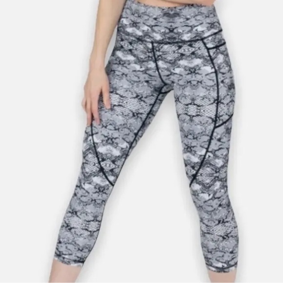 Zyia Active Cobra Metallic Pocket Light n Tight Hi-Rise Capri 6-8 - Picture 2 of 13